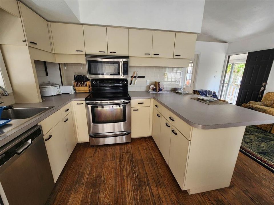 待售: $600,000 (2 贝兹, 0 浴室, 1127 平方英尺)