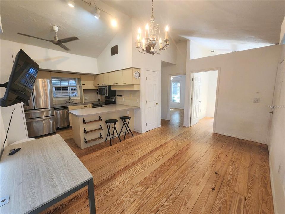 待售: $600,000 (2 贝兹, 0 浴室, 1127 平方英尺)