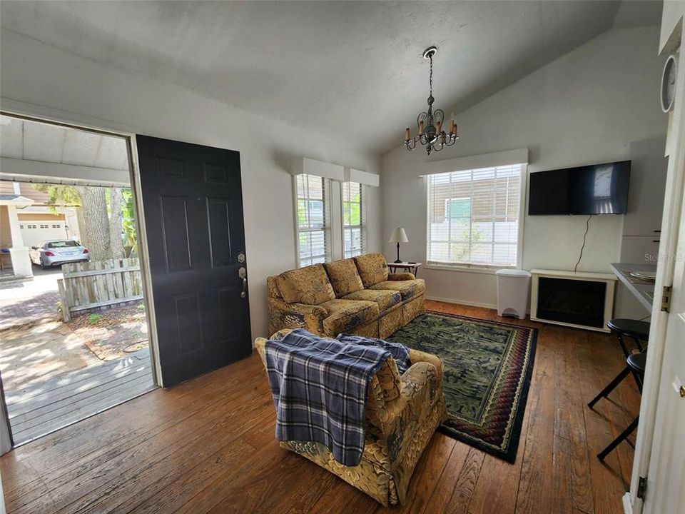 待售: $600,000 (2 贝兹, 0 浴室, 1127 平方英尺)