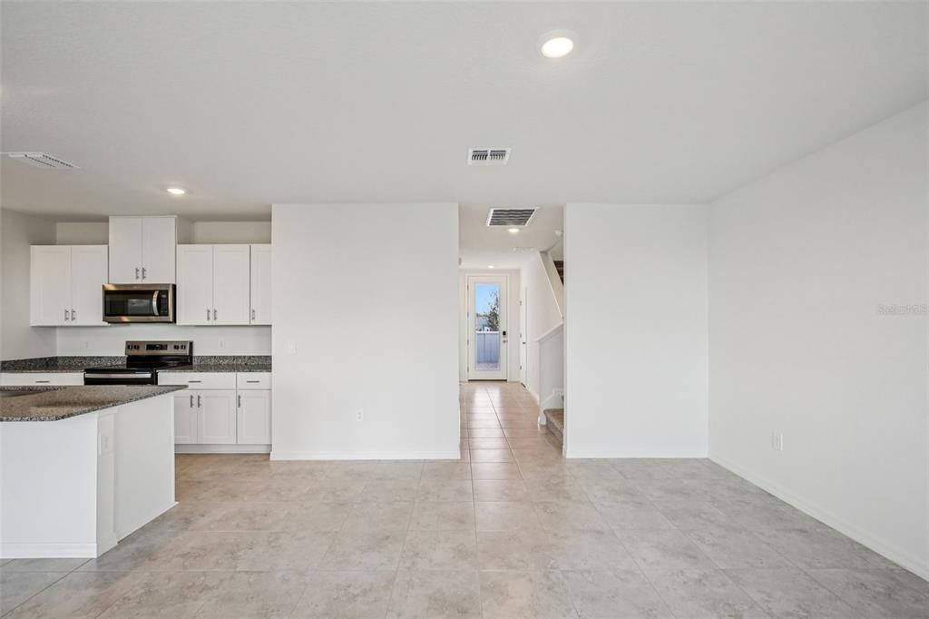 Под контрактом: $370,000 (4 спален, 3 ванн, 2387 Квадратных фут)