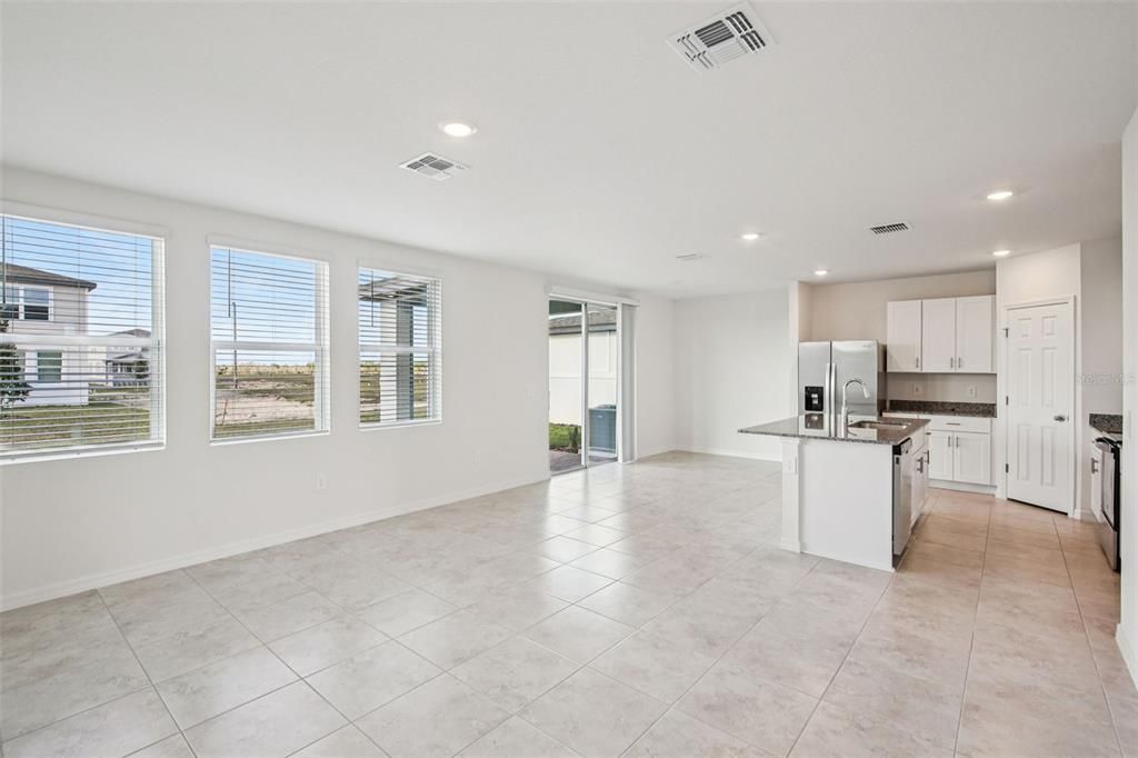 Под контрактом: $370,000 (4 спален, 3 ванн, 2387 Квадратных фут)