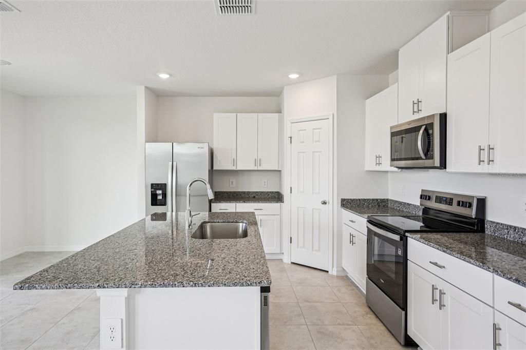 Под контрактом: $370,000 (4 спален, 3 ванн, 2387 Квадратных фут)