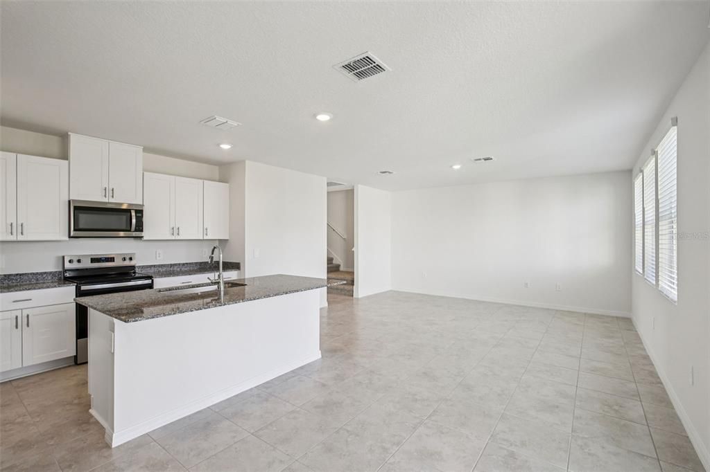 Под контрактом: $370,000 (4 спален, 3 ванн, 2387 Квадратных фут)