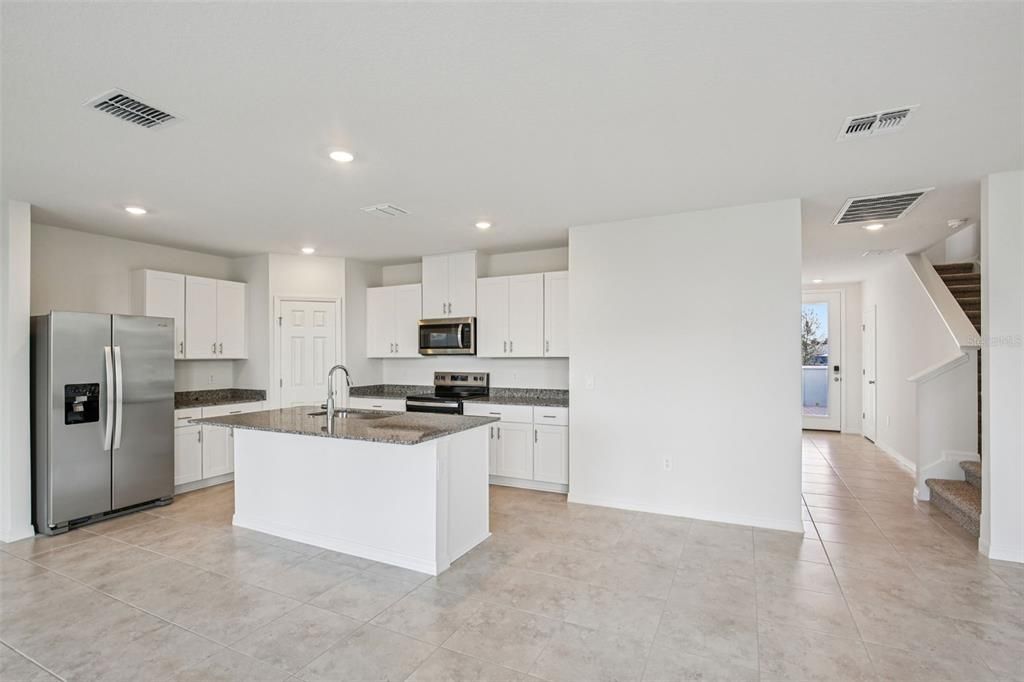 Под контрактом: $370,000 (4 спален, 3 ванн, 2387 Квадратных фут)