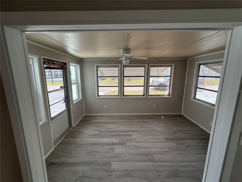 合同活跃: $129,900 (2 贝兹, 2 浴室, 960 平方英尺)