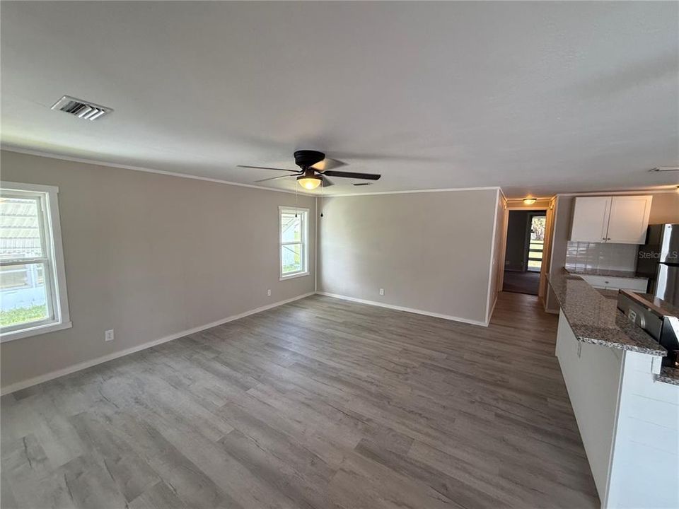 合同活跃: $129,900 (2 贝兹, 2 浴室, 960 平方英尺)