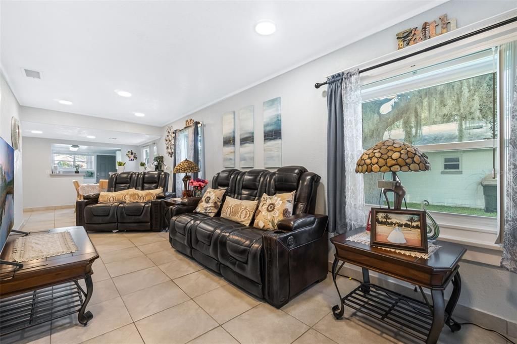 For Sale: $230,000 (2 beds, 1 baths, 1005 Square Feet)