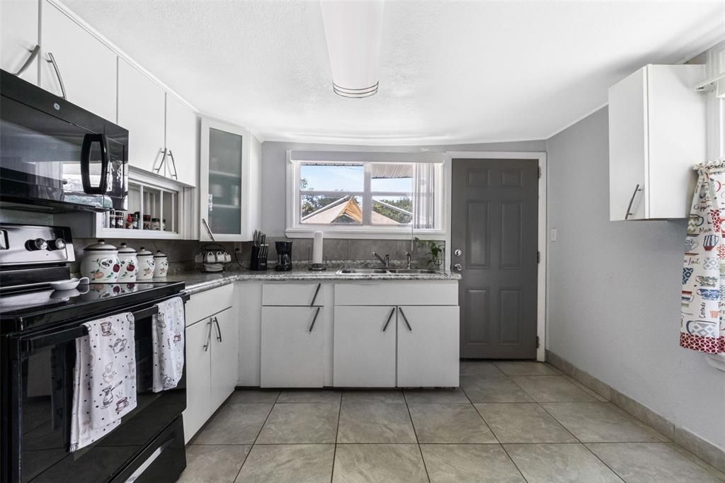 For Sale: $230,000 (2 beds, 1 baths, 1005 Square Feet)