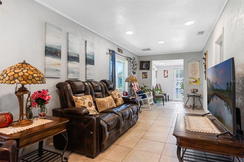 For Sale: $230,000 (2 beds, 1 baths, 1005 Square Feet)