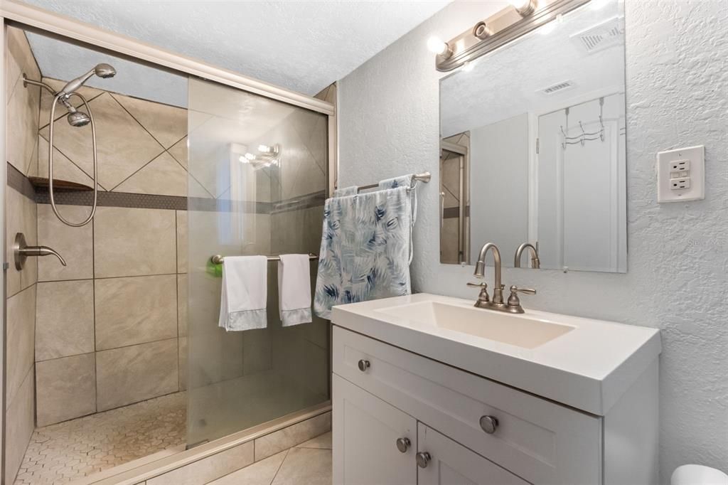 For Sale: $230,000 (2 beds, 1 baths, 1005 Square Feet)