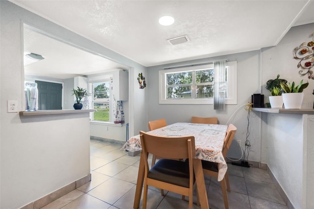 For Sale: $230,000 (2 beds, 1 baths, 1005 Square Feet)