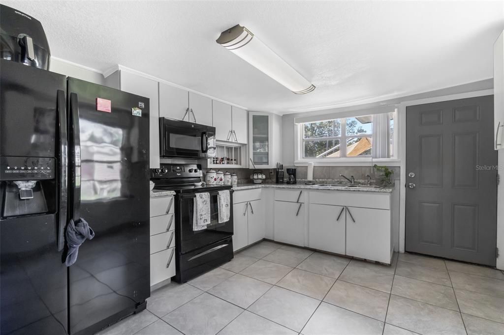 For Sale: $230,000 (2 beds, 1 baths, 1005 Square Feet)