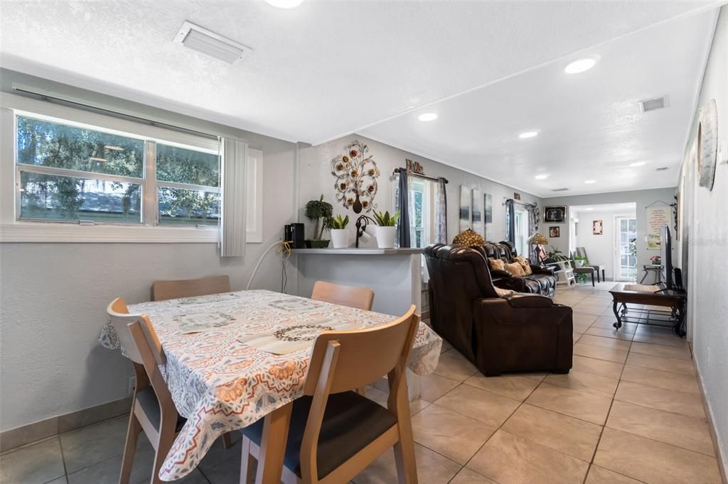 For Sale: $230,000 (2 beds, 1 baths, 1005 Square Feet)