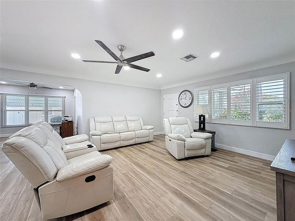 На продажу: $392,000 (2 спален, 2 ванн, 1207 Квадратных фут)