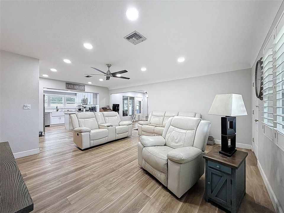 На продажу: $392,000 (2 спален, 2 ванн, 1207 Квадратных фут)