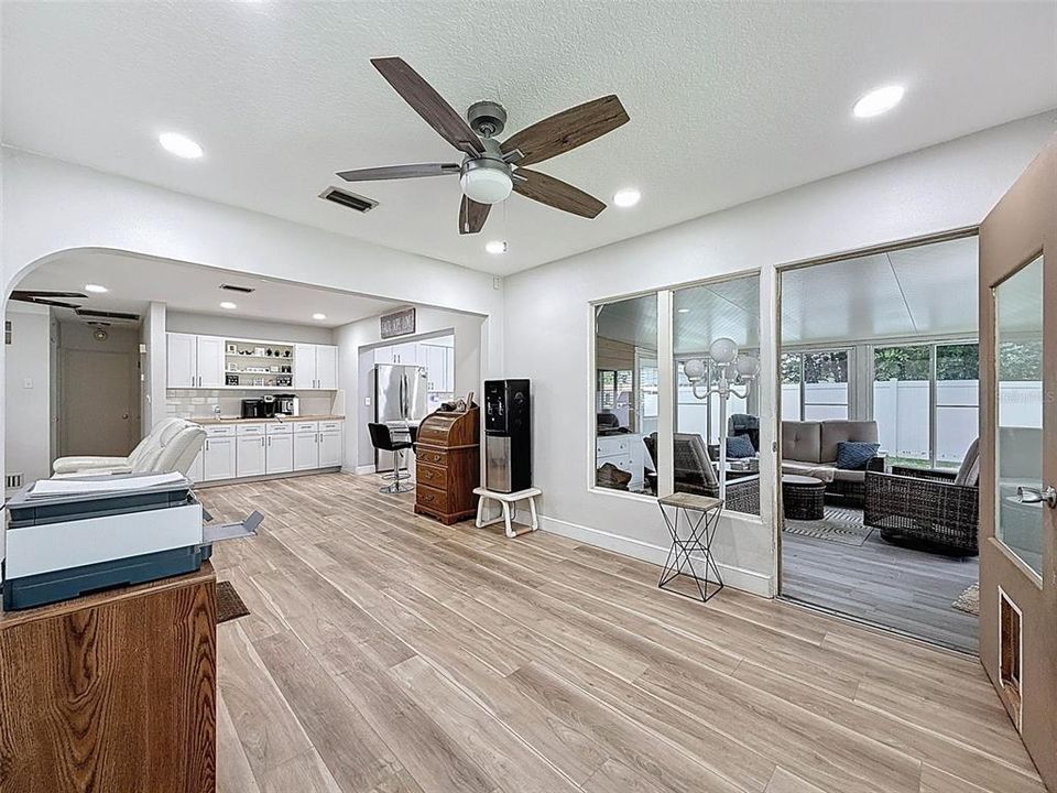 На продажу: $392,000 (2 спален, 2 ванн, 1207 Квадратных фут)