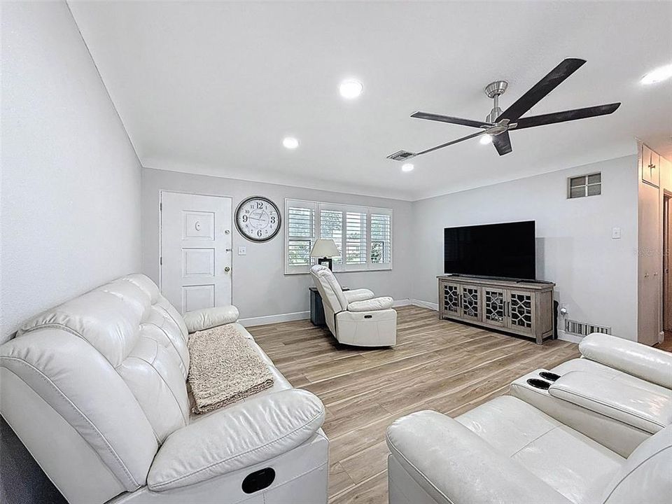 На продажу: $392,000 (2 спален, 2 ванн, 1207 Квадратных фут)