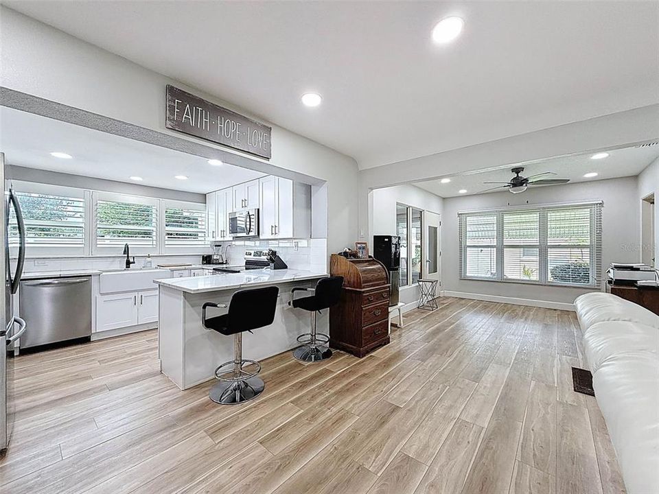 На продажу: $392,000 (2 спален, 2 ванн, 1207 Квадратных фут)