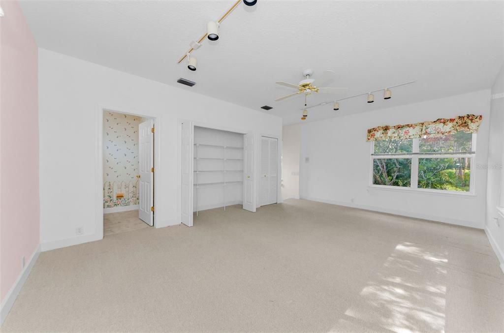 合同活跃: $1,099,999 (5 贝兹, 3 浴室, 4395 平方英尺)