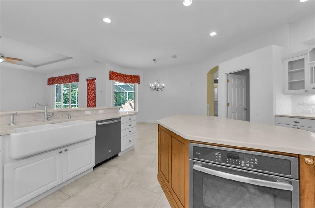 合同活跃: $1,099,999 (5 贝兹, 3 浴室, 4395 平方英尺)