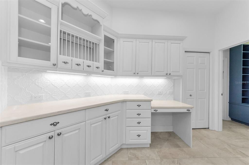 合同活跃: $1,099,999 (5 贝兹, 3 浴室, 4395 平方英尺)