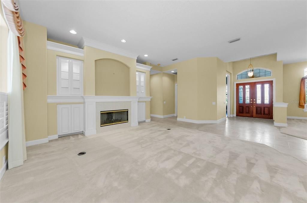 合同活跃: $1,099,999 (5 贝兹, 3 浴室, 4395 平方英尺)