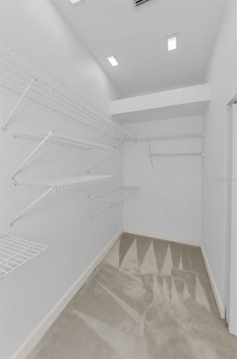 合同活跃: $1,099,999 (5 贝兹, 3 浴室, 4395 平方英尺)