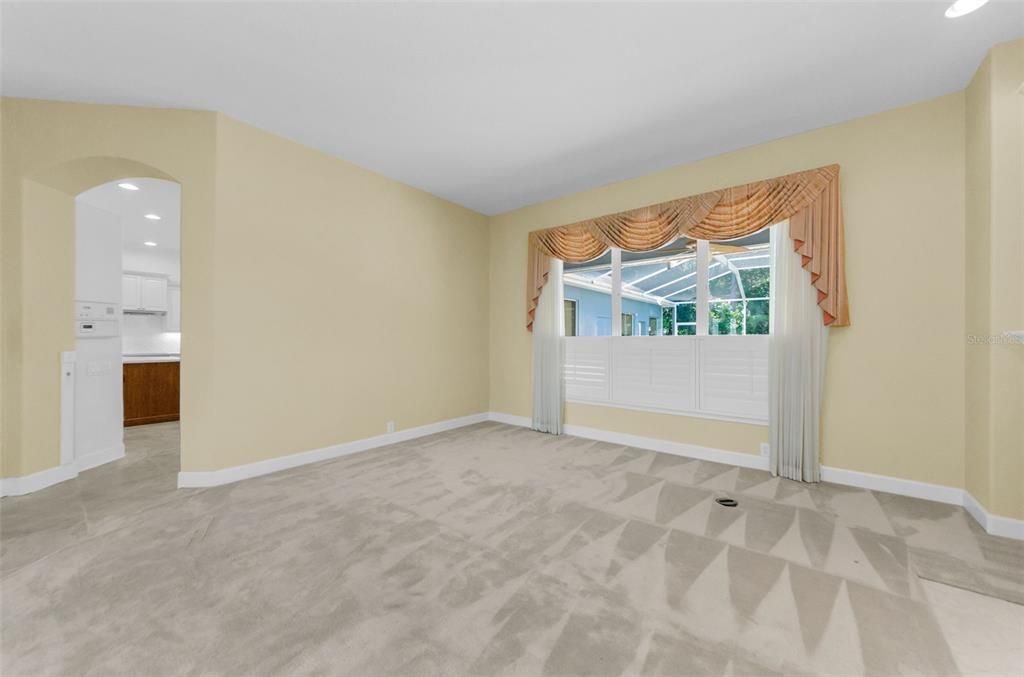 合同活跃: $1,099,999 (5 贝兹, 3 浴室, 4395 平方英尺)