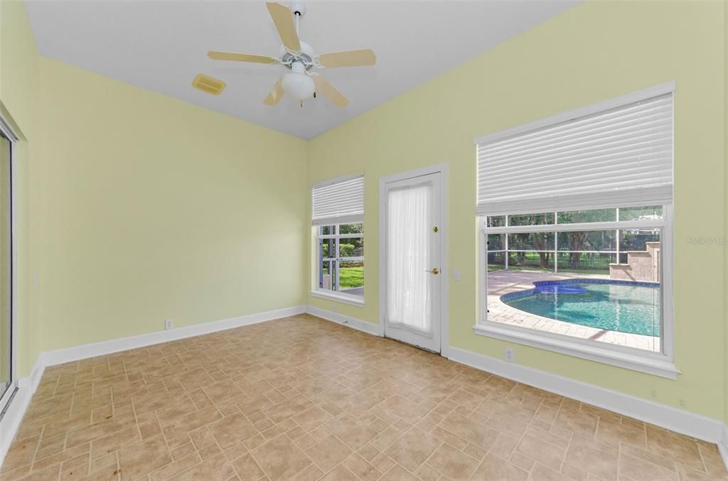 合同活跃: $1,099,999 (5 贝兹, 3 浴室, 4395 平方英尺)