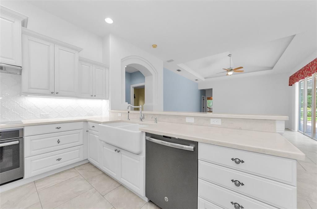 合同活跃: $1,099,999 (5 贝兹, 3 浴室, 4395 平方英尺)