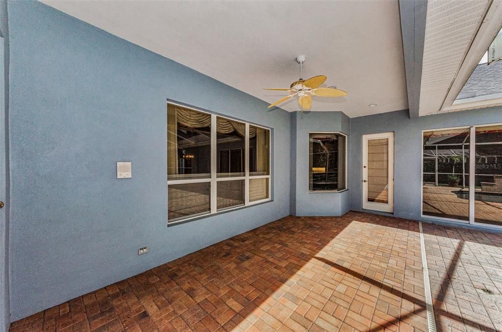 合同活跃: $1,099,999 (5 贝兹, 3 浴室, 4395 平方英尺)