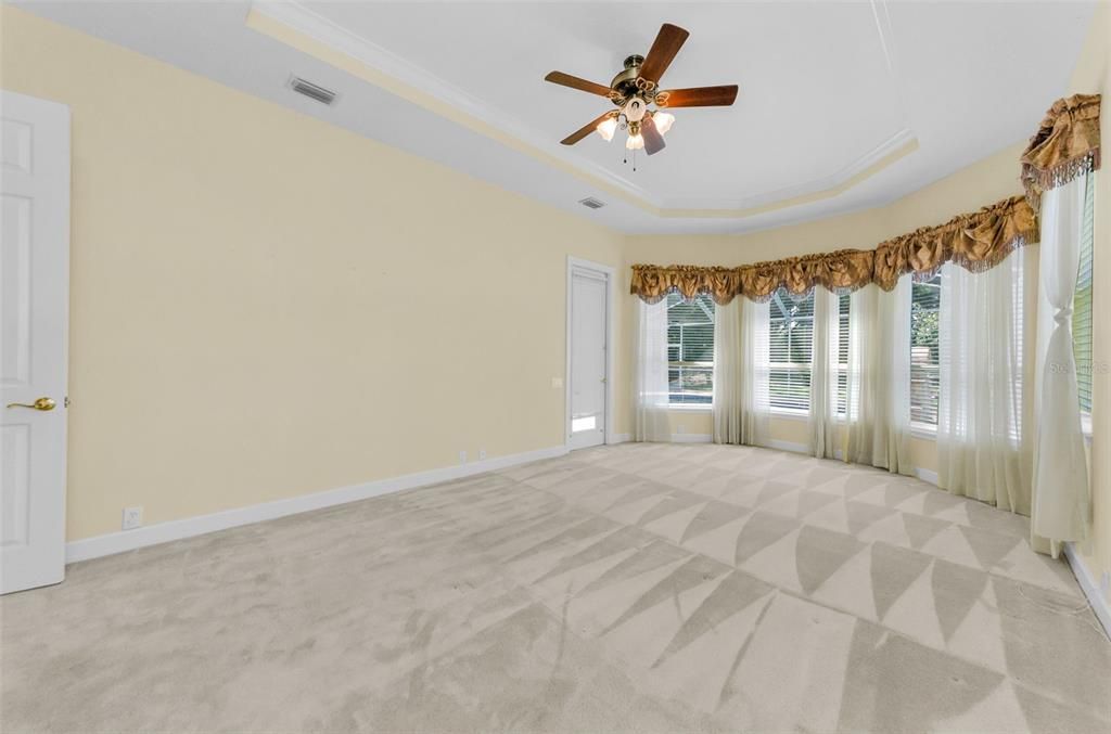 合同活跃: $1,099,999 (5 贝兹, 3 浴室, 4395 平方英尺)