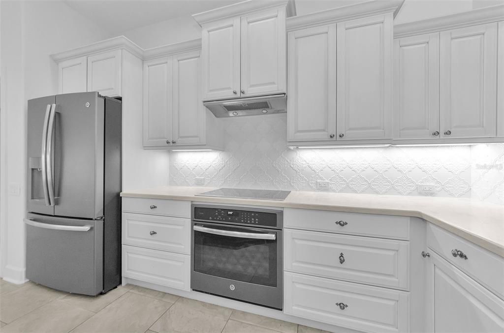 合同活跃: $1,099,999 (5 贝兹, 3 浴室, 4395 平方英尺)