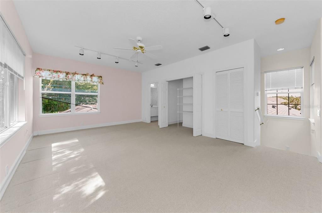 合同活跃: $1,099,999 (5 贝兹, 3 浴室, 4395 平方英尺)