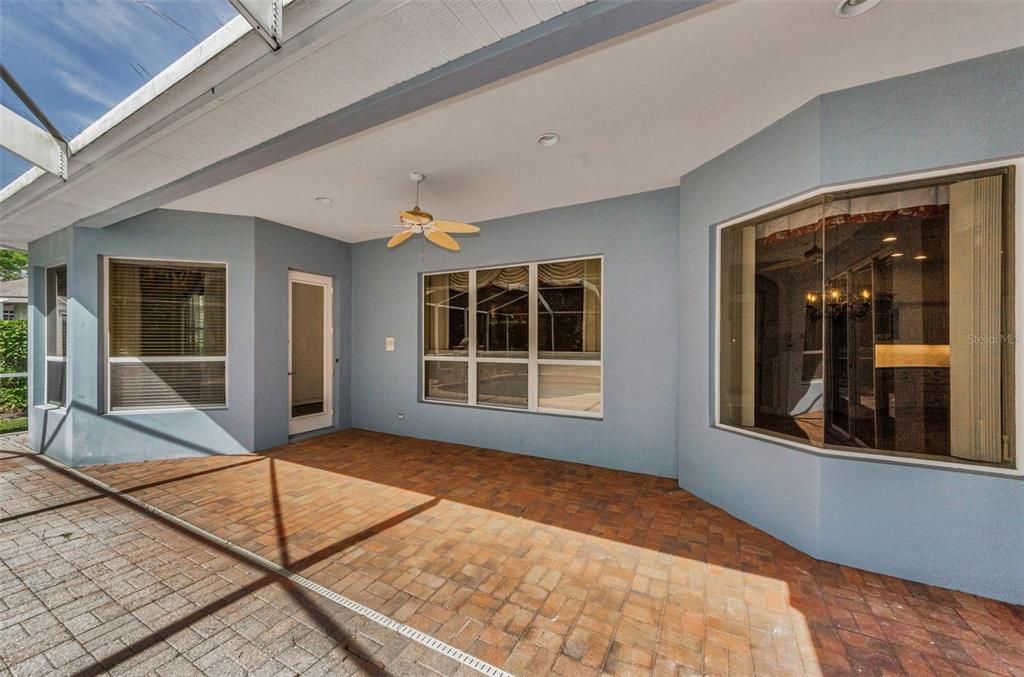 合同活跃: $1,099,999 (5 贝兹, 3 浴室, 4395 平方英尺)