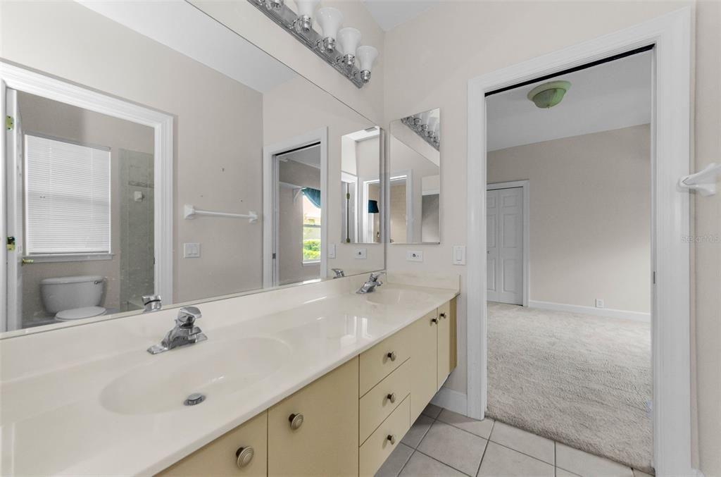 合同活跃: $1,099,999 (5 贝兹, 3 浴室, 4395 平方英尺)