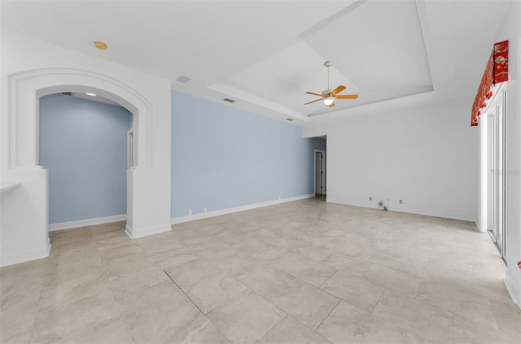 合同活跃: $1,099,999 (5 贝兹, 3 浴室, 4395 平方英尺)