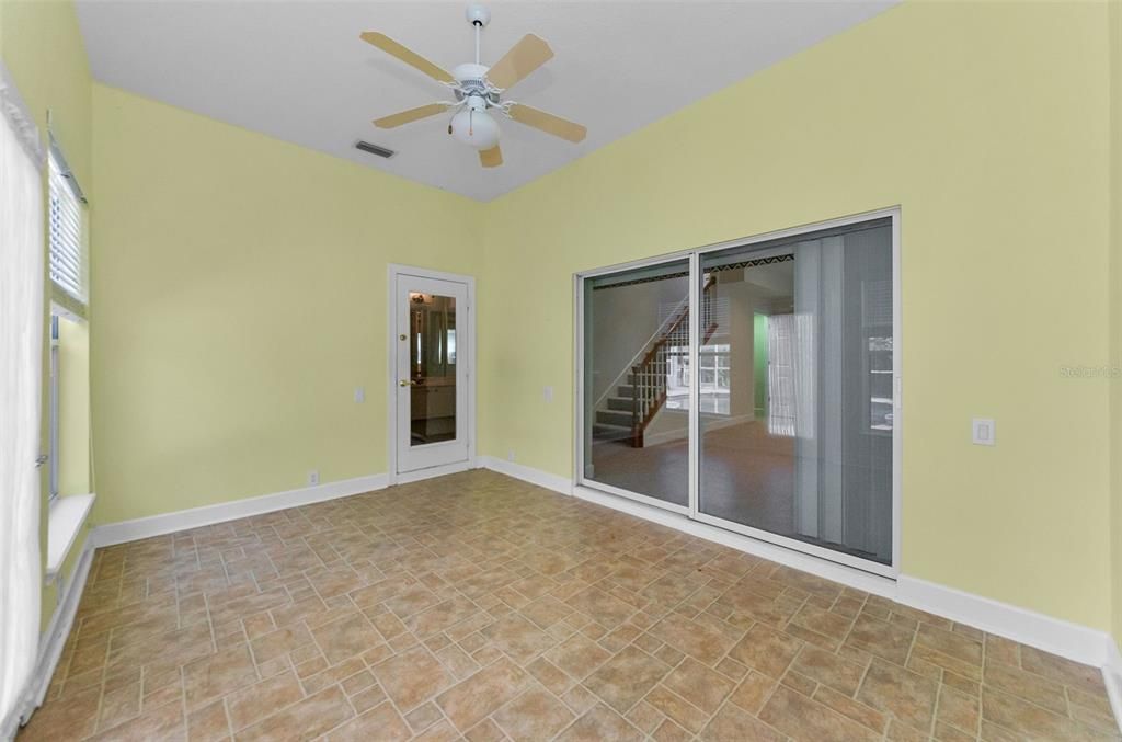 合同活跃: $1,099,999 (5 贝兹, 3 浴室, 4395 平方英尺)