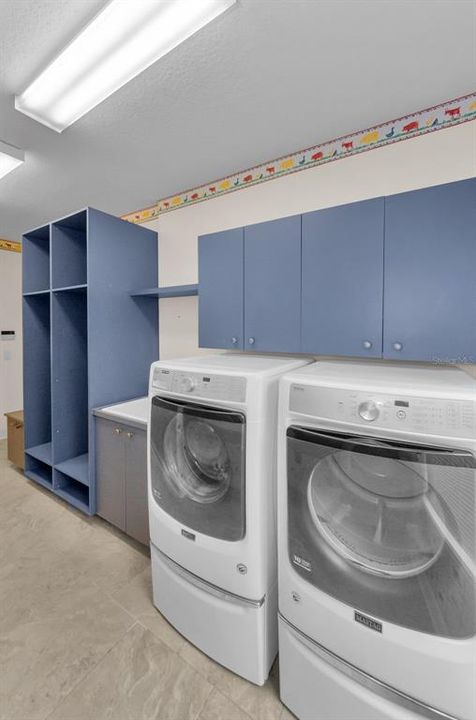 合同活跃: $1,099,999 (5 贝兹, 3 浴室, 4395 平方英尺)