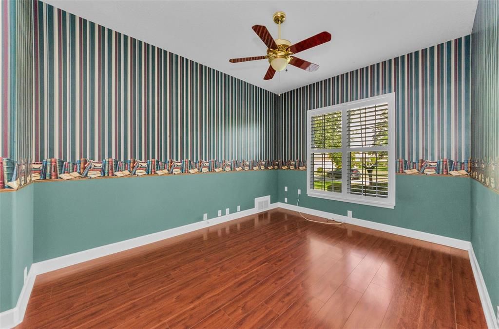 合同活跃: $1,099,999 (5 贝兹, 3 浴室, 4395 平方英尺)