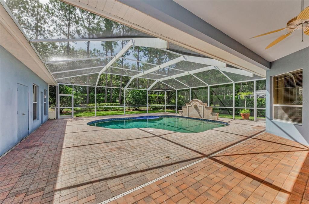 合同活跃: $1,099,999 (5 贝兹, 3 浴室, 4395 平方英尺)