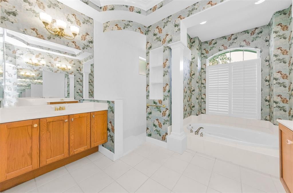 合同活跃: $1,099,999 (5 贝兹, 3 浴室, 4395 平方英尺)