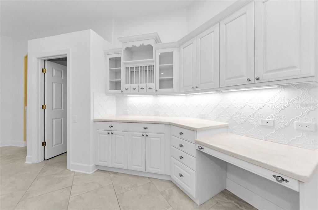 合同活跃: $1,099,999 (5 贝兹, 3 浴室, 4395 平方英尺)