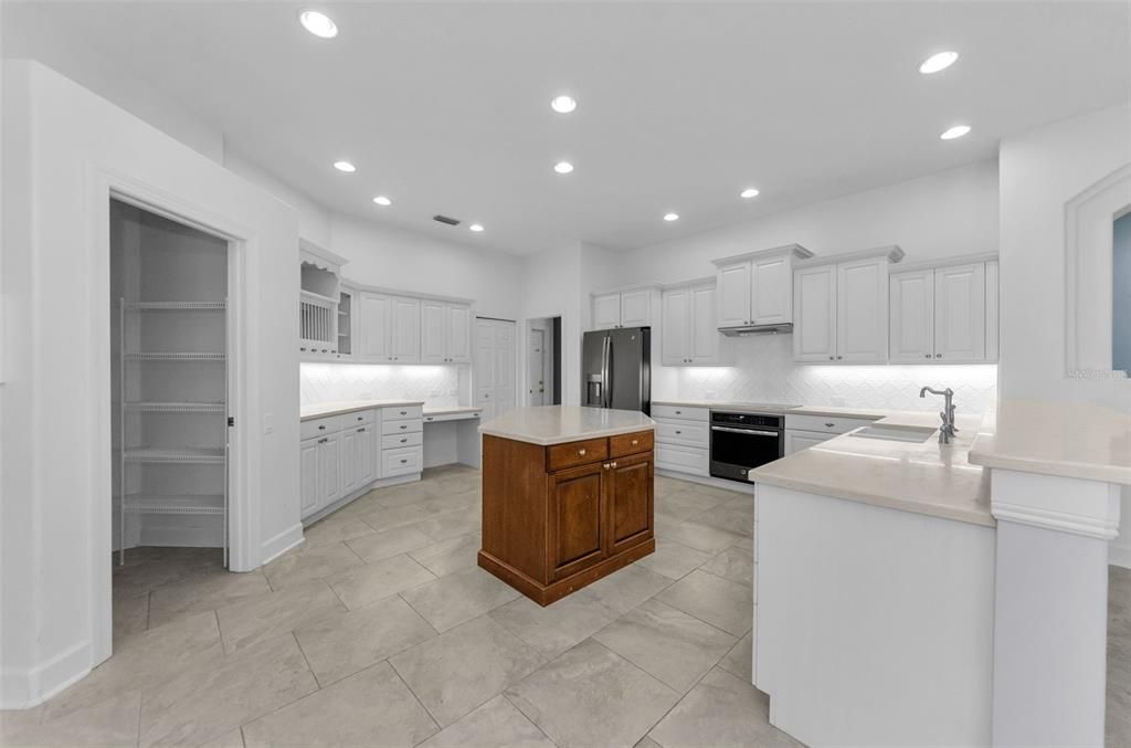 合同活跃: $1,099,999 (5 贝兹, 3 浴室, 4395 平方英尺)