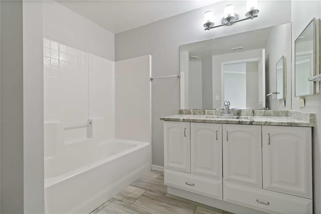 合同活跃: $209,000 (2 贝兹, 2 浴室, 1192 平方英尺)