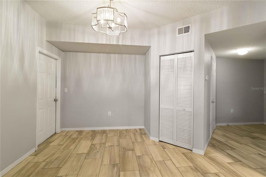 合同活跃: $209,000 (2 贝兹, 2 浴室, 1192 平方英尺)