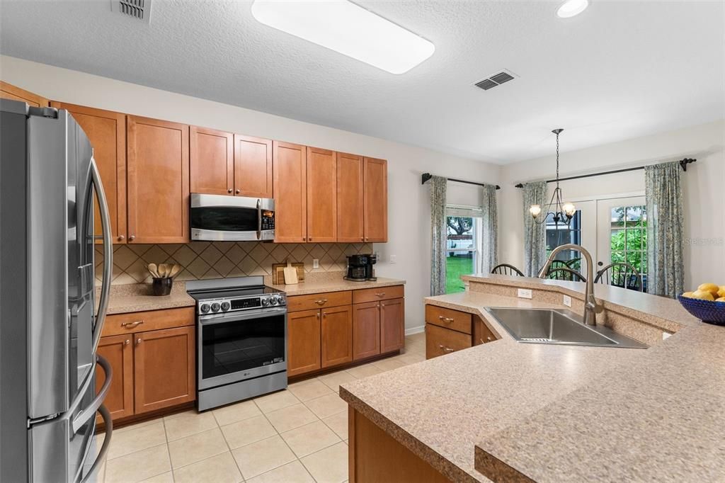 Под контрактом: $549,900 (4 спален, 3 ванн, 2860 Квадратных фут)