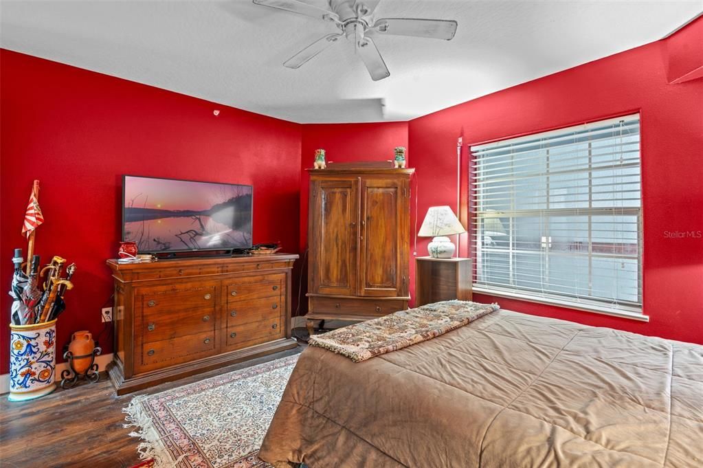 Activo con contrato: $429,000 (3 camas, 2 baños, 2050 Pies cuadrados)