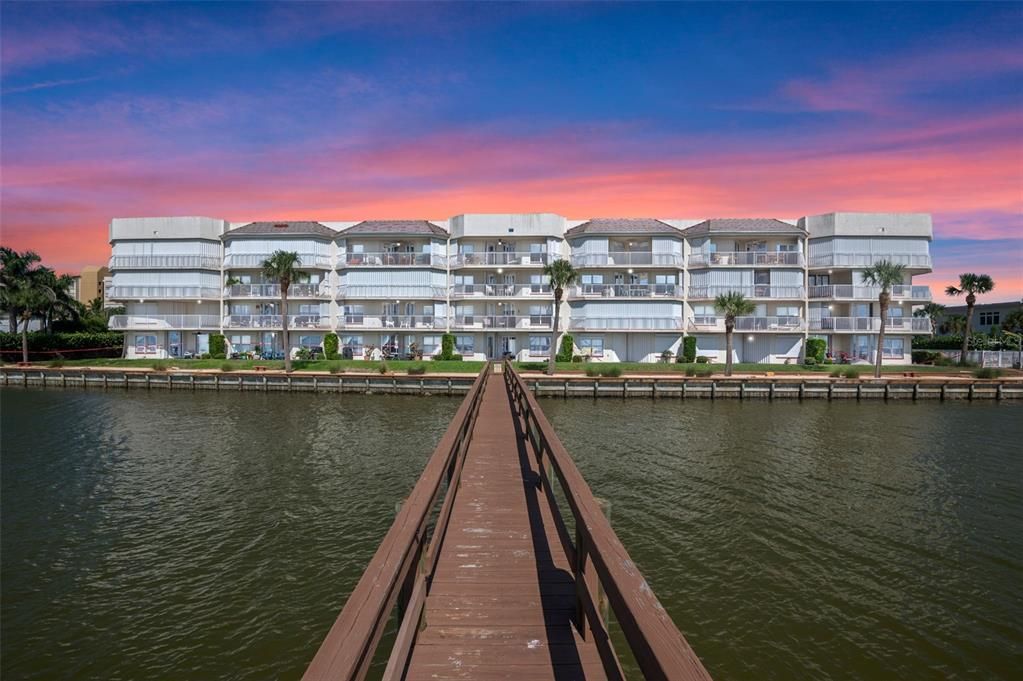 Activo con contrato: $429,000 (3 camas, 2 baños, 2050 Pies cuadrados)