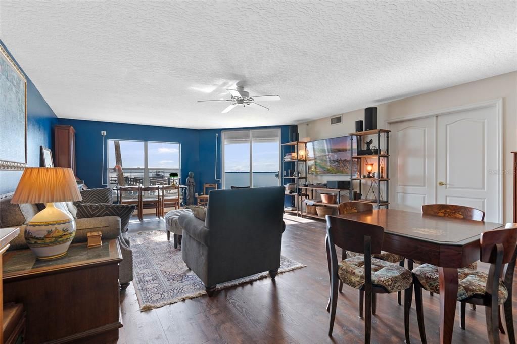 Activo con contrato: $429,000 (3 camas, 2 baños, 2050 Pies cuadrados)